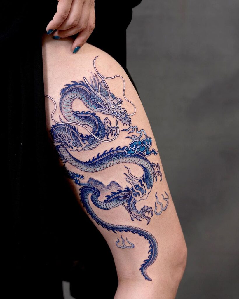 Tatuaje de dragón azul en el muslo