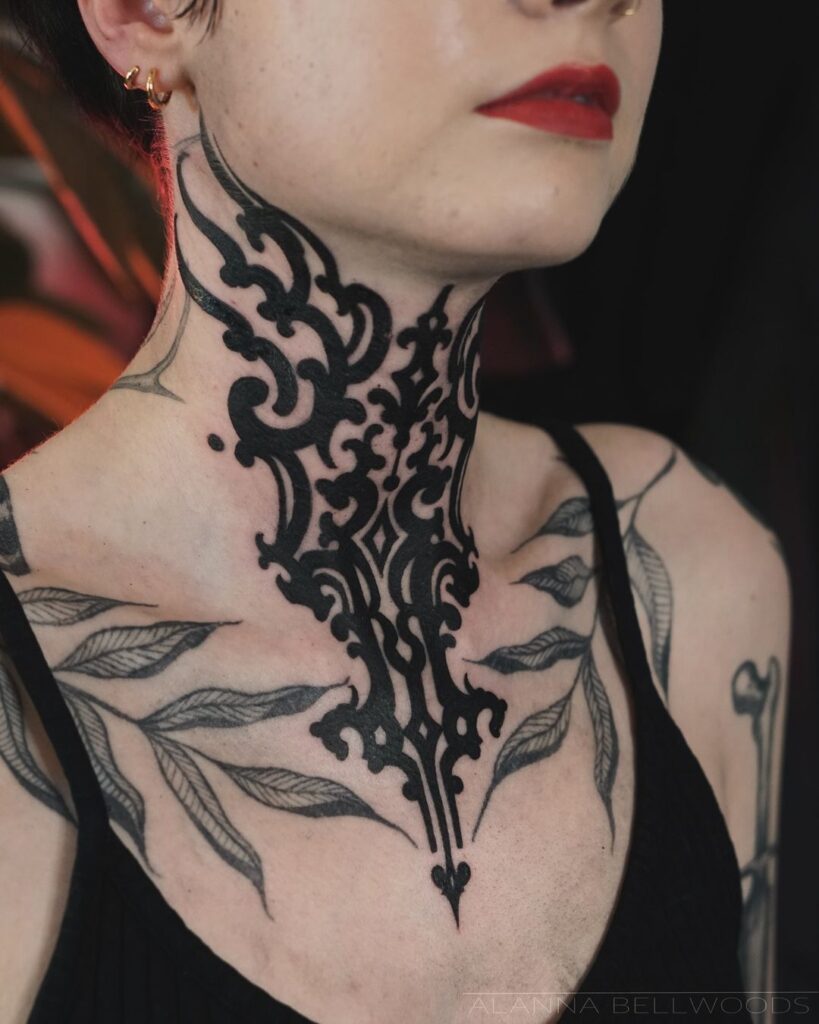 Tatuagem de pescoço com ornamento preto arrojado