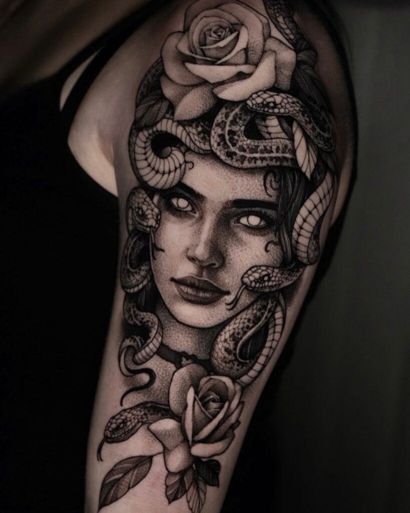 Tatuaggio a braccio con medusa in grassetto