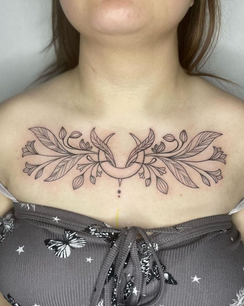 Tatuaggio botanico sul petto