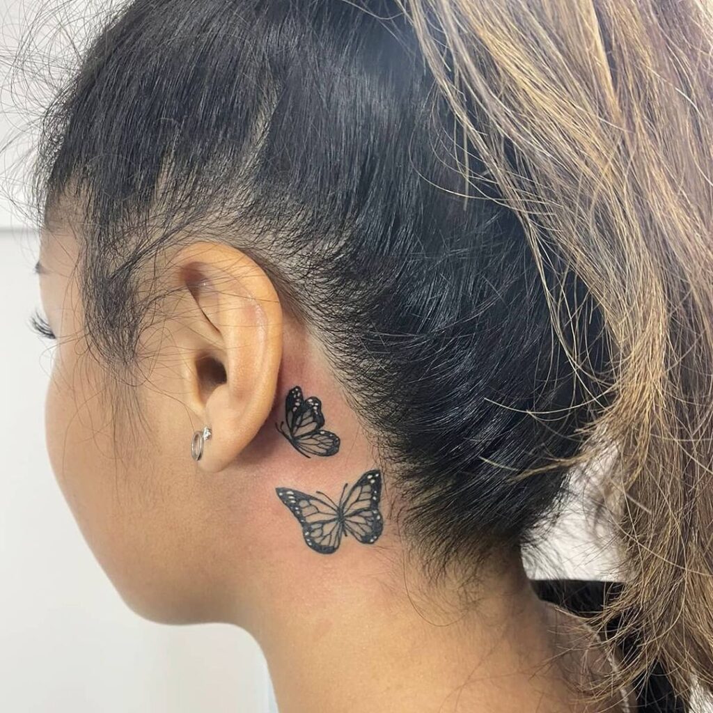 Tatuaje de mariposas detrás de la oreja