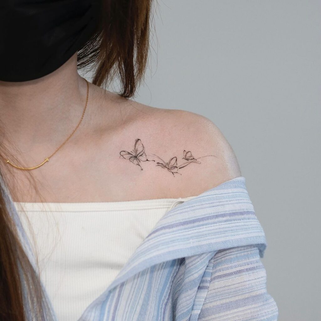 Tatuaggio della clavicola con farfalle