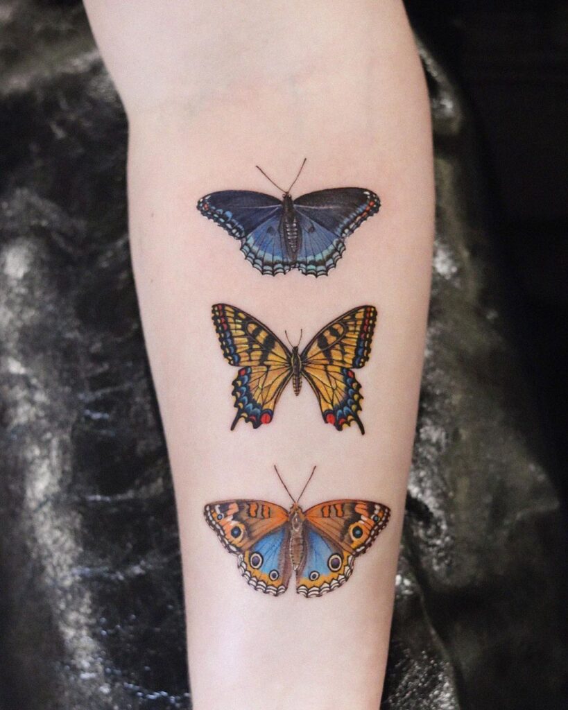 Tatuaje microrrealista de mariposas