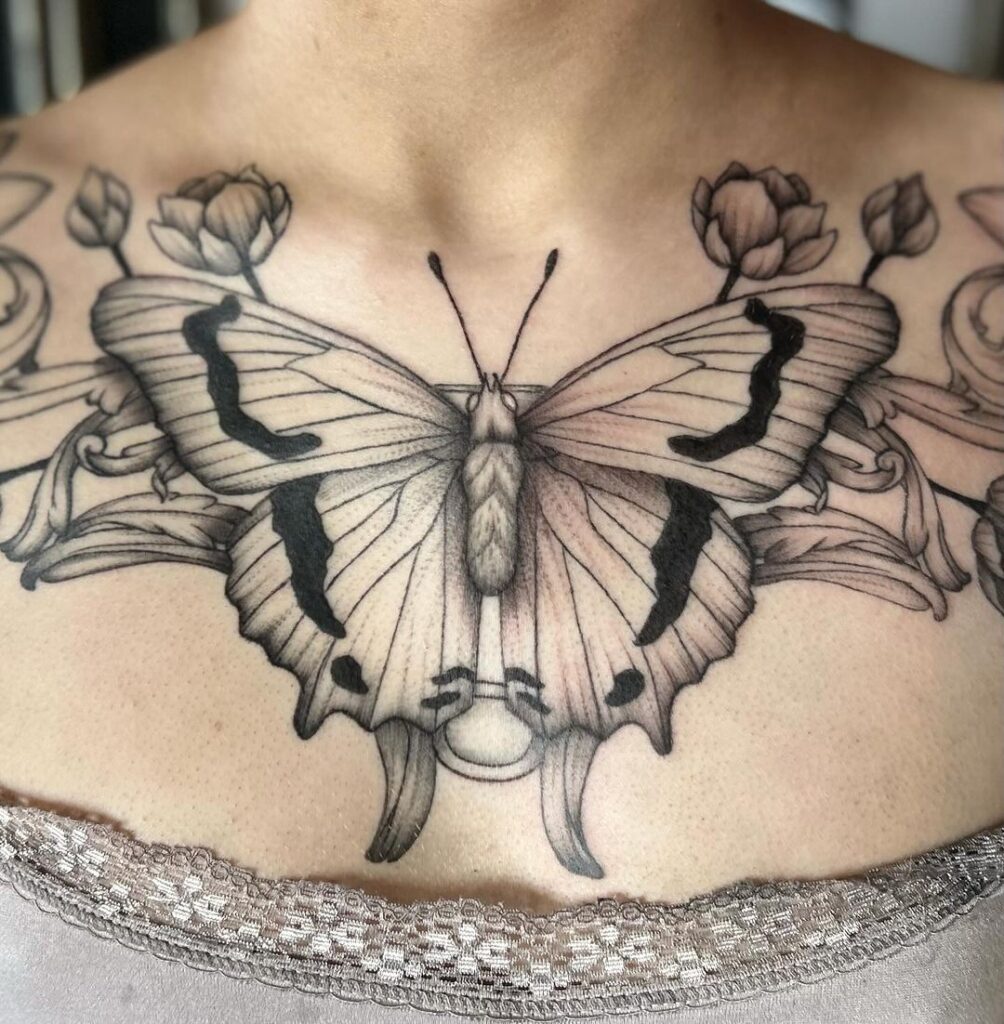 Tatuaggio del petto con farfalla e fiori