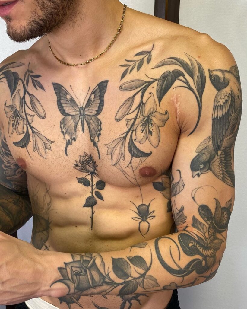 Tatuaggio del petto con farfalle e fiori