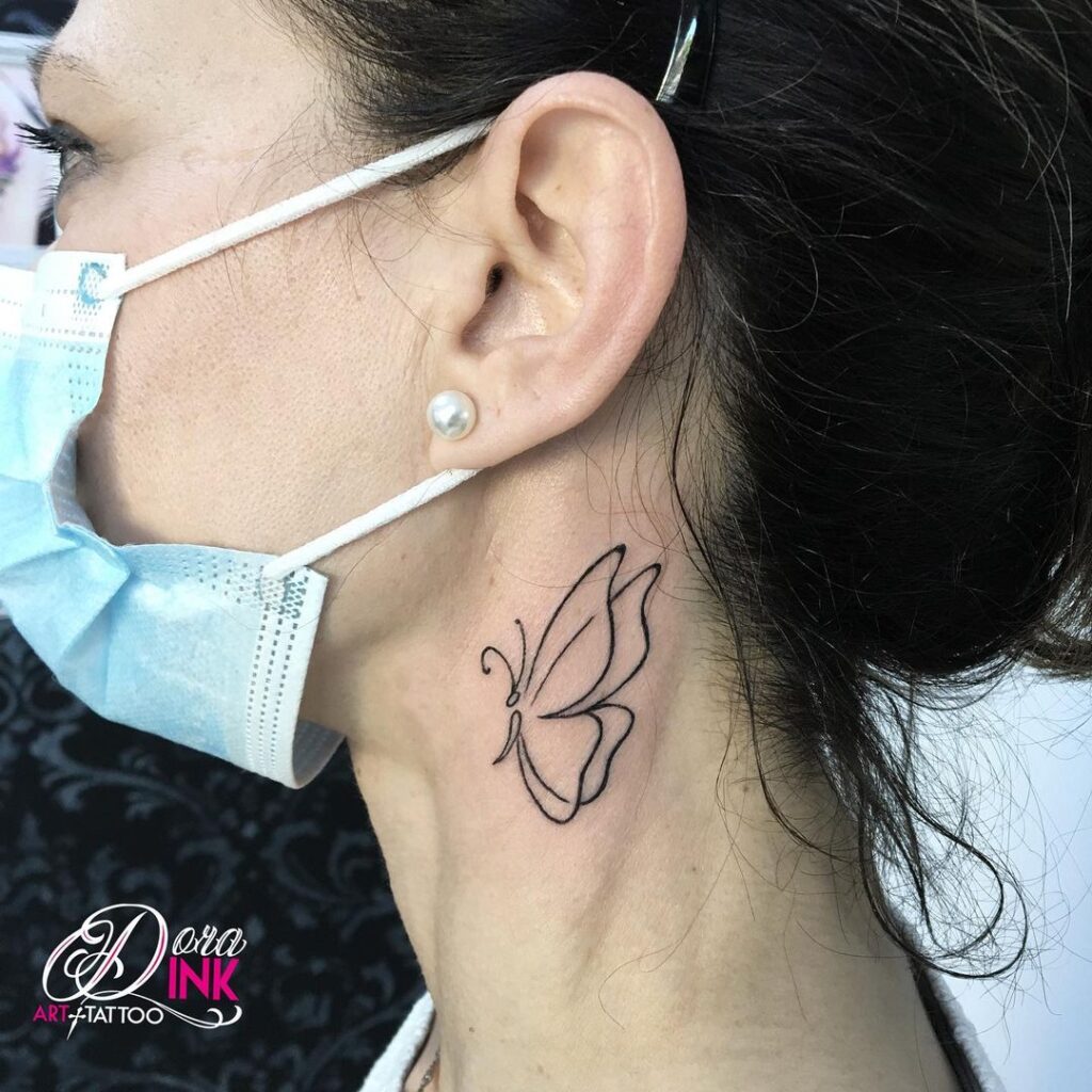 Tatuaje de mariposa en el cuello