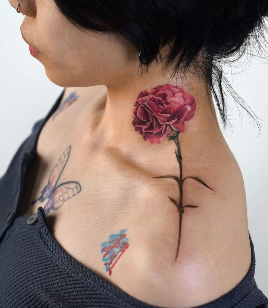 Tatuaje de flor de clavel en el cuello