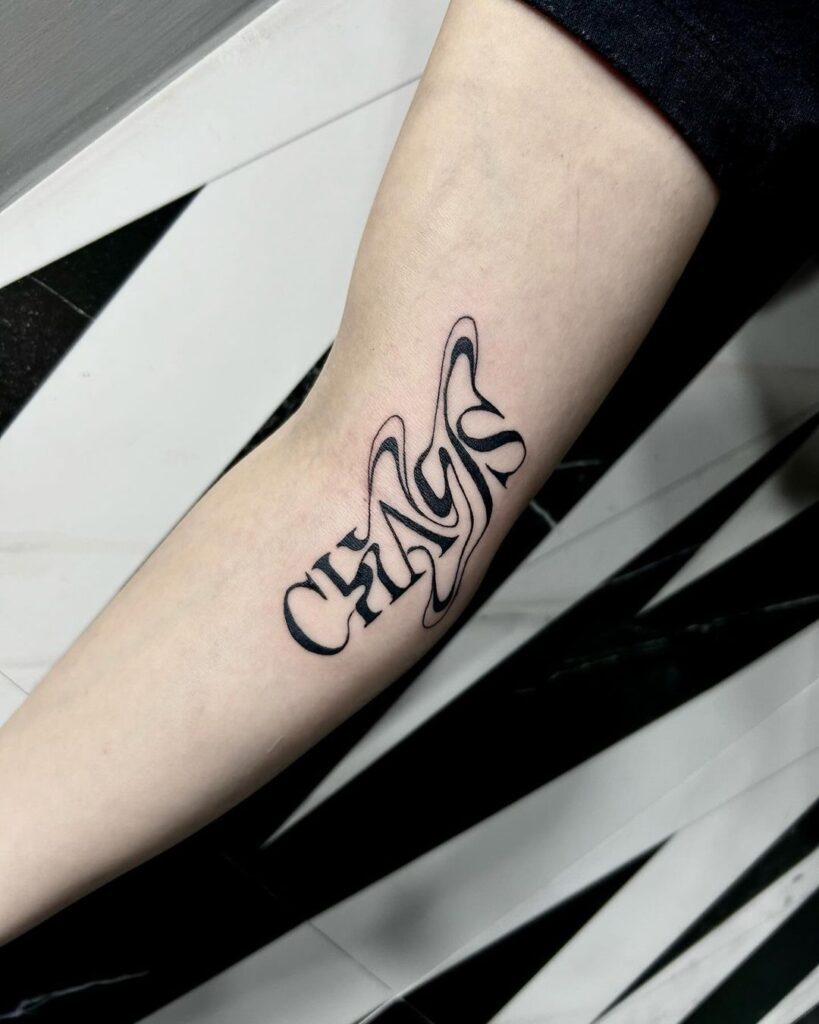 Desenho de tatuagem com letras caóticas