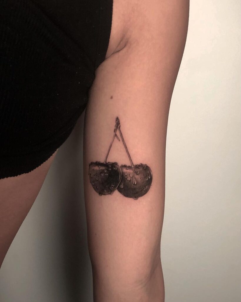 Tatuaje microrrealista de cerezas