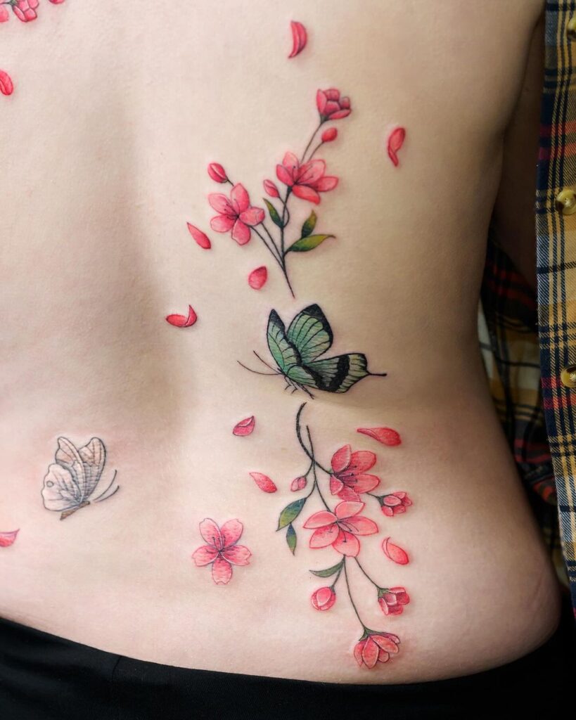 Tatuaggio con fiori di ciliegio e farfalle