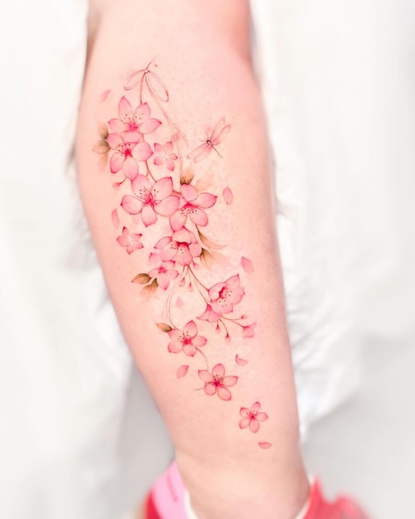 Tatuaggio del polpaccio con fiori di ciliegio