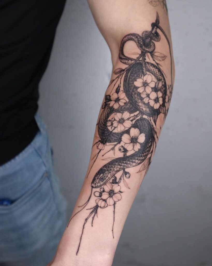 Tatuagem de flor de cerejeira e cobra