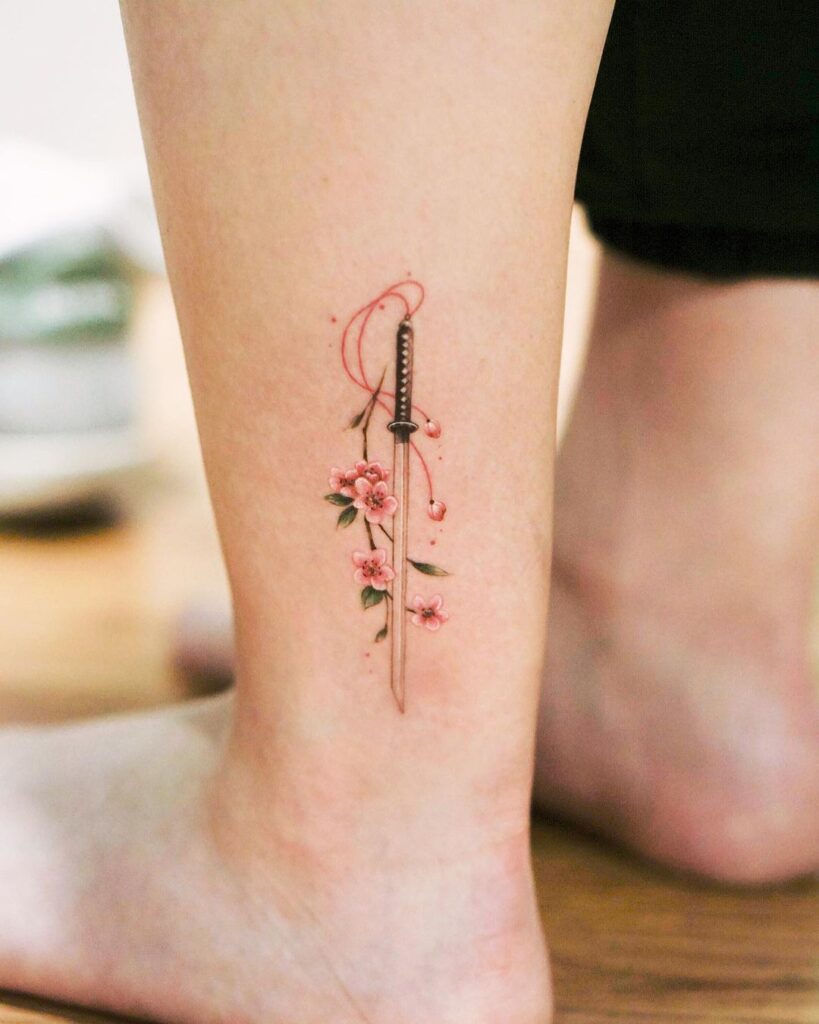 Tatuaje de una espada en flor de cerezo