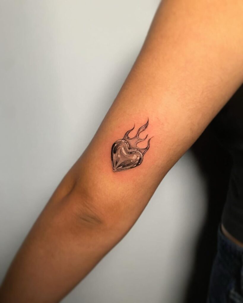 Tatuaje de corazón de fuego cromado