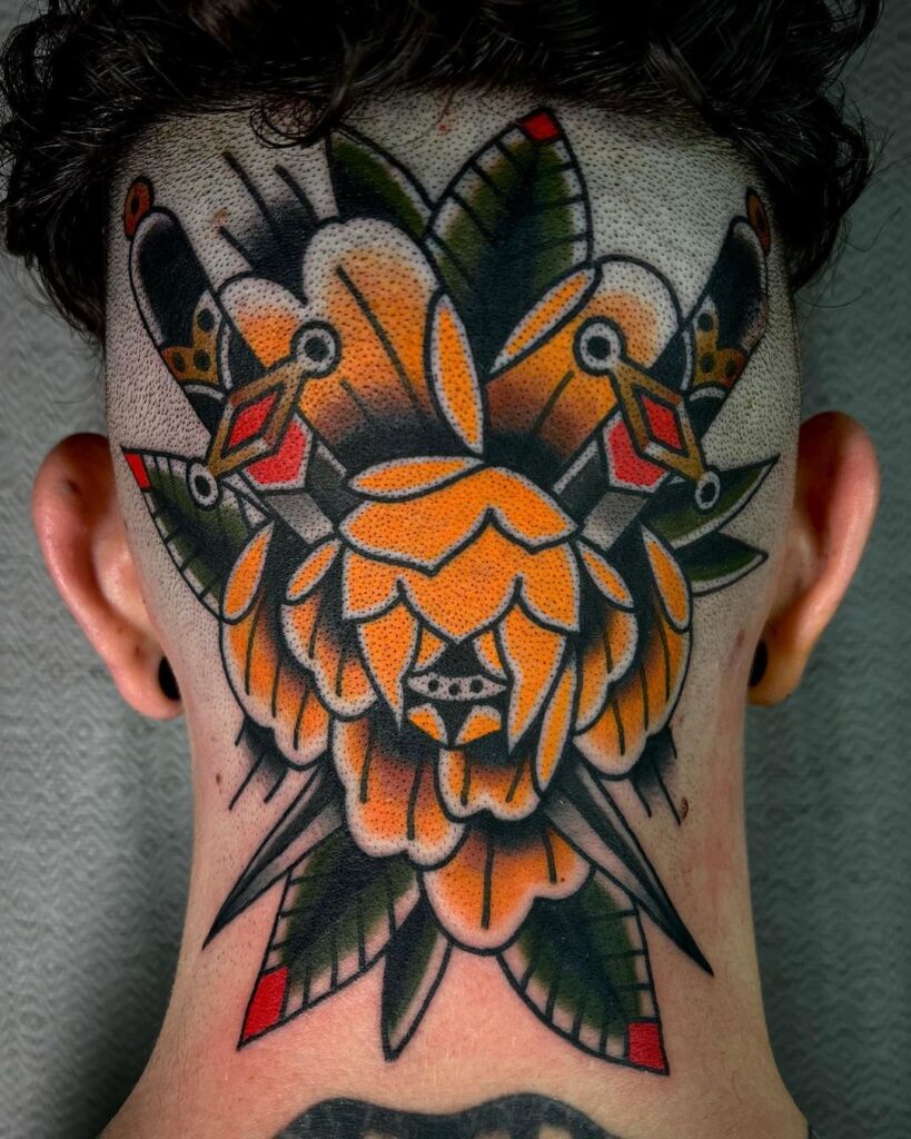 Tatuagem clássica de flores e punhais