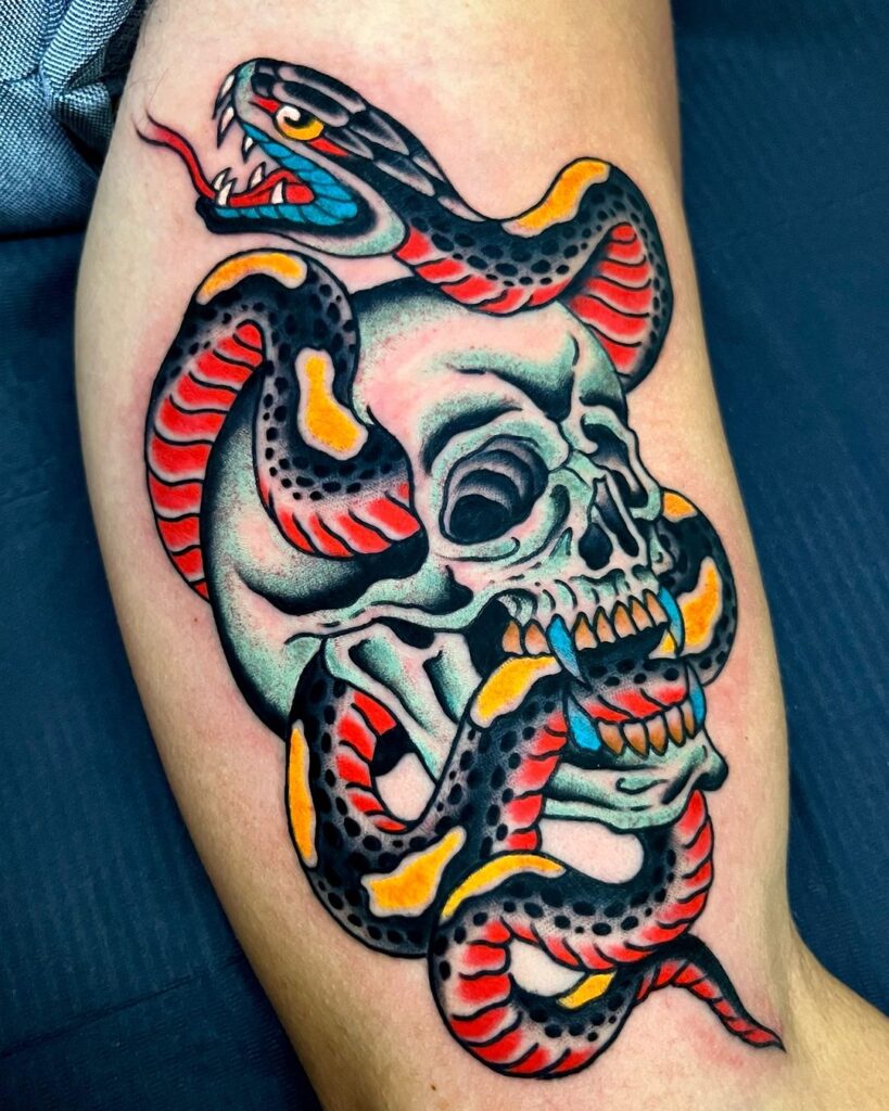 Tatuaje clásico de calavera y serpiente