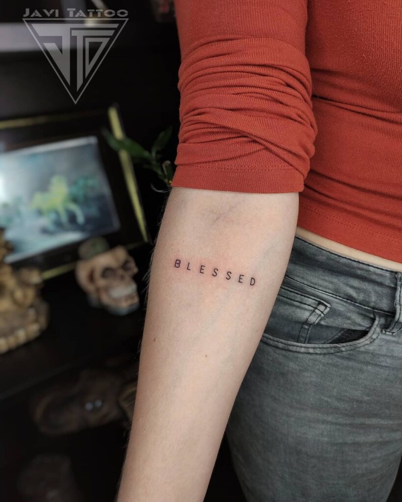 Tatuaje con letras limpias y espaciadas