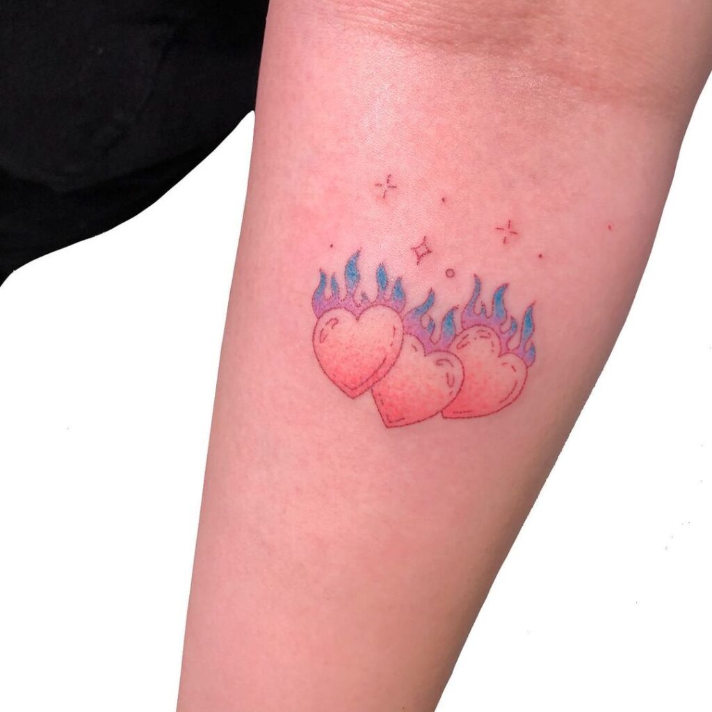 Tatuaje de corazones de fuego de colores