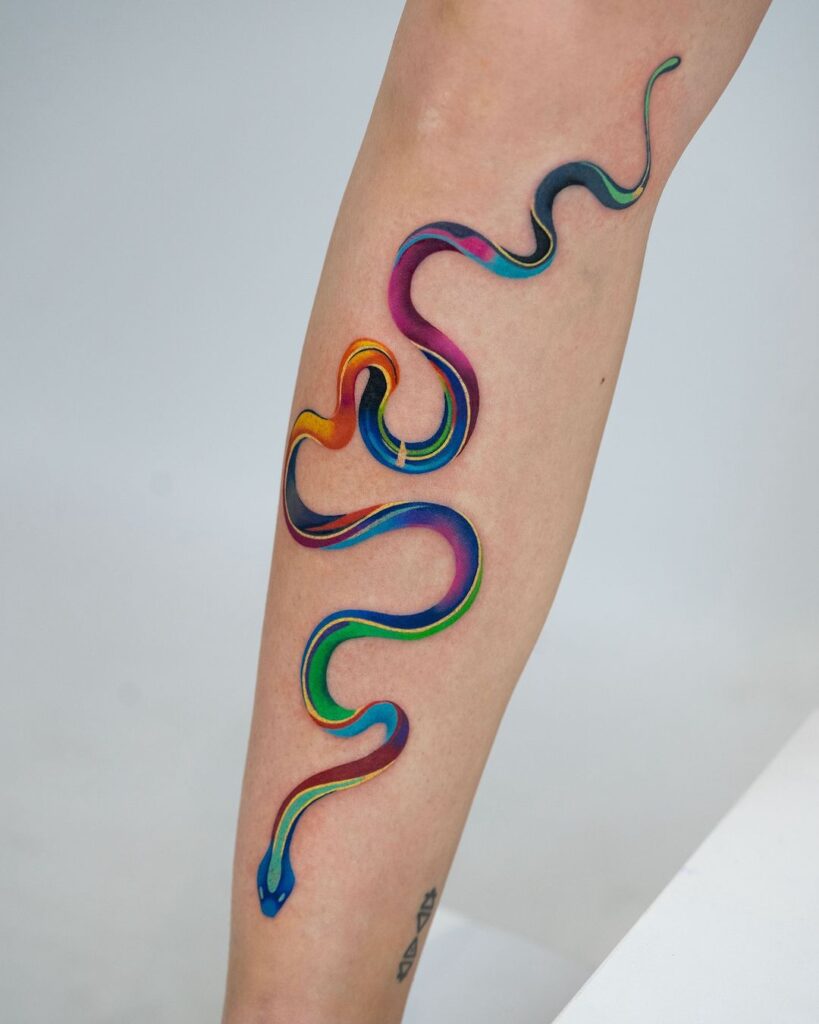 Tatuaje sáfico de serpiente de colores