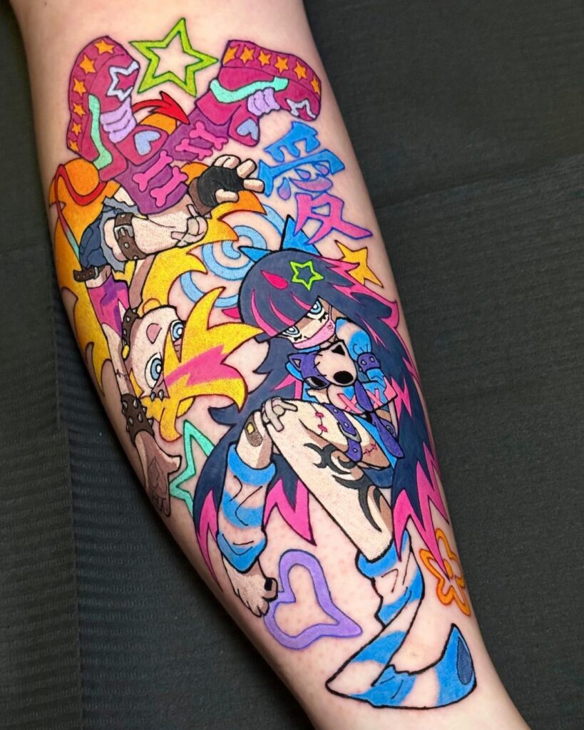 Colorido y caprichoso tatuaje de anime