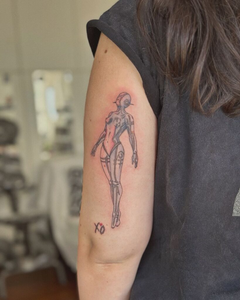 Tatuagem de mulher cibernética e XO