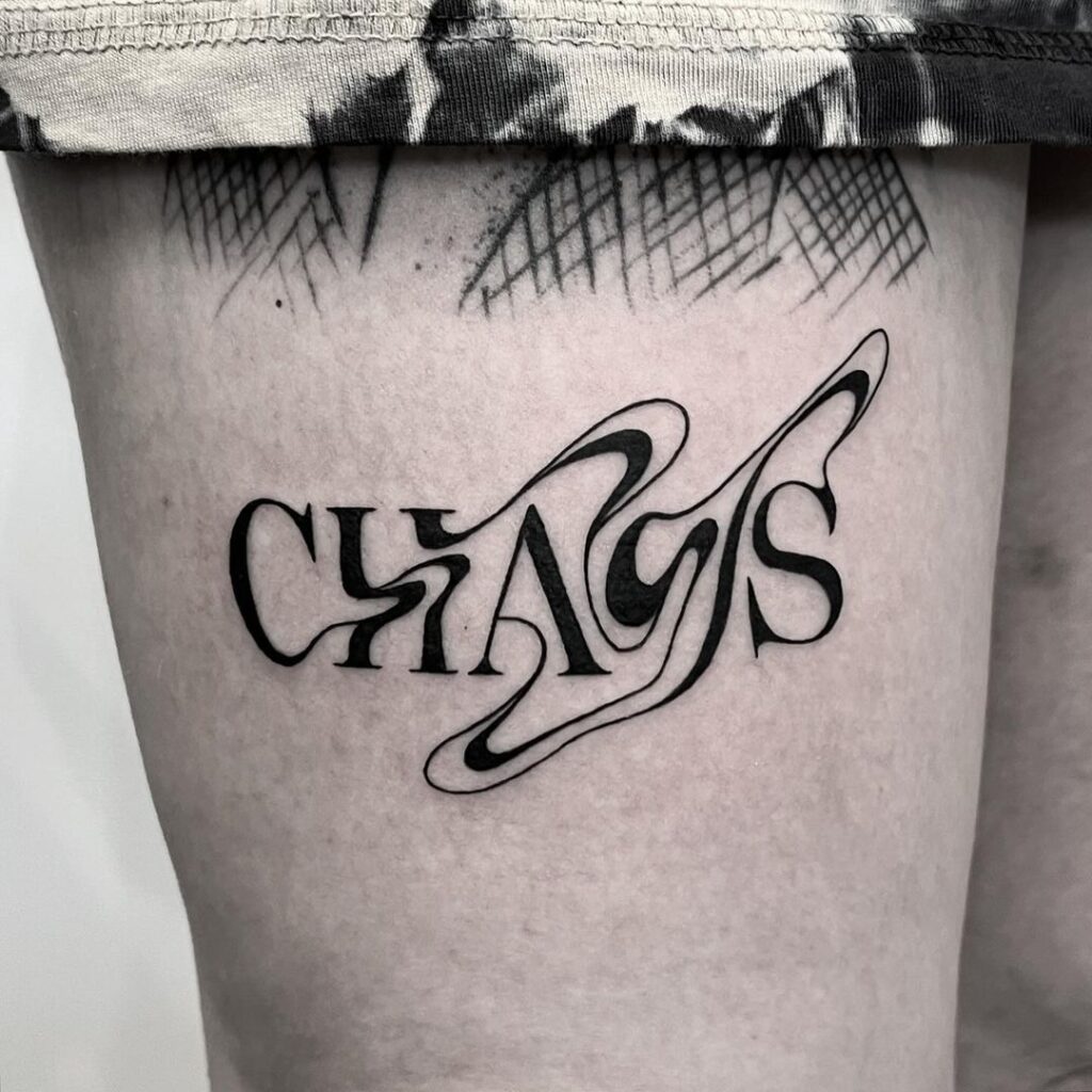 Tatuaggio con scrittura del caos distorto