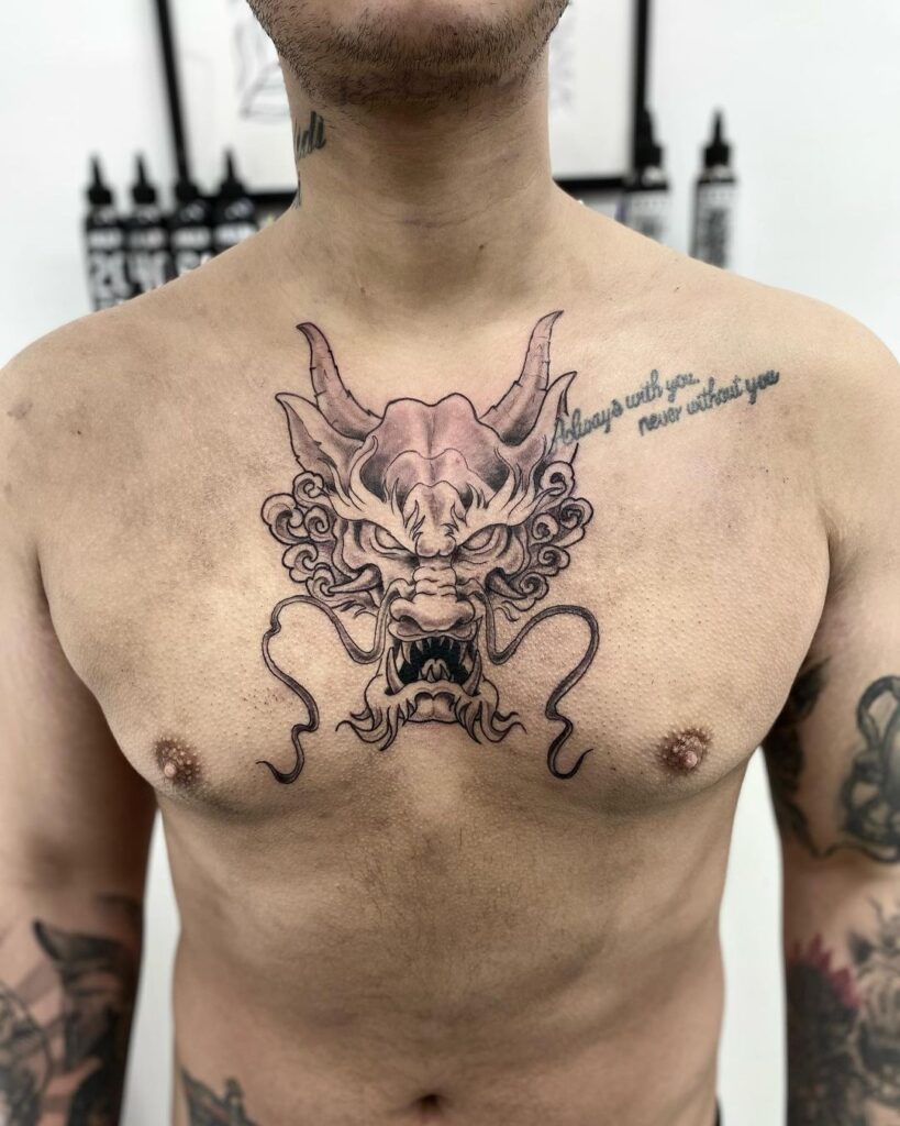 Tatuaggio del petto del drago