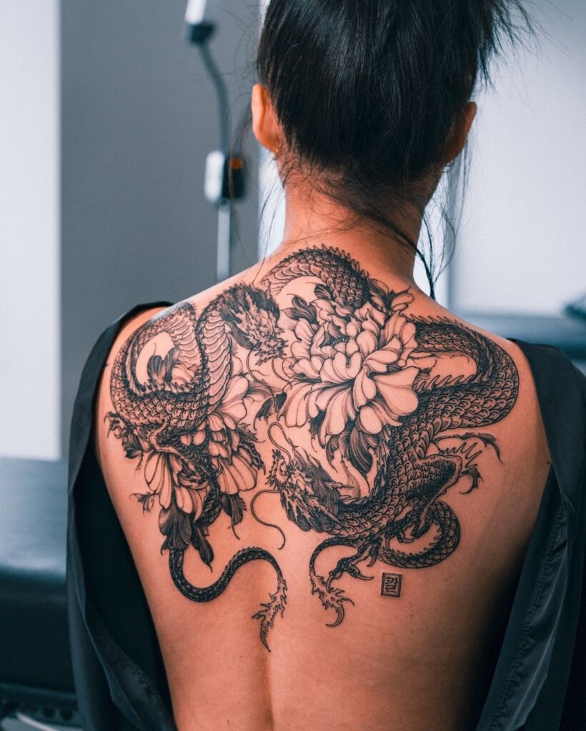 Tatuagem de dragão e flores nas costas