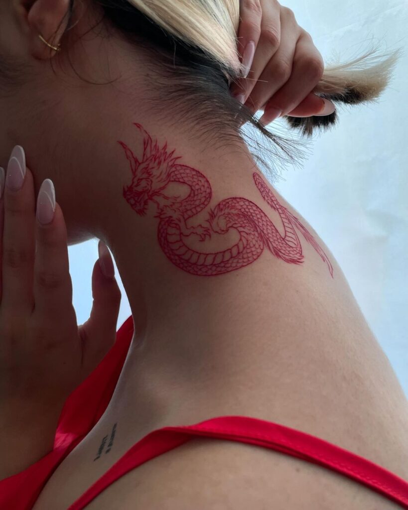 Tatuaje de dragón en el cuello