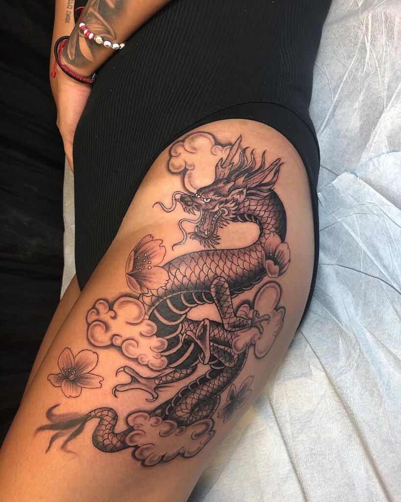 Tatuaje de dragón en el muslo