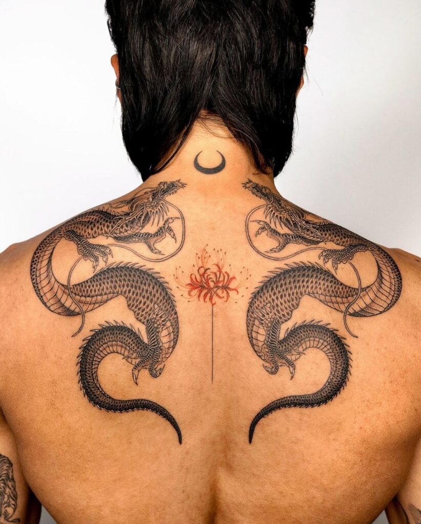 Tatuagem de dragões e aranha vermelha nas costas