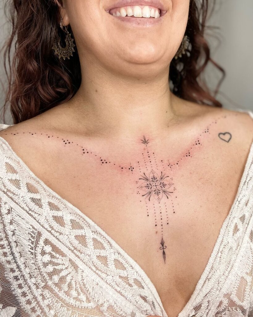 Tatuaggio elegante e femminile sul petto