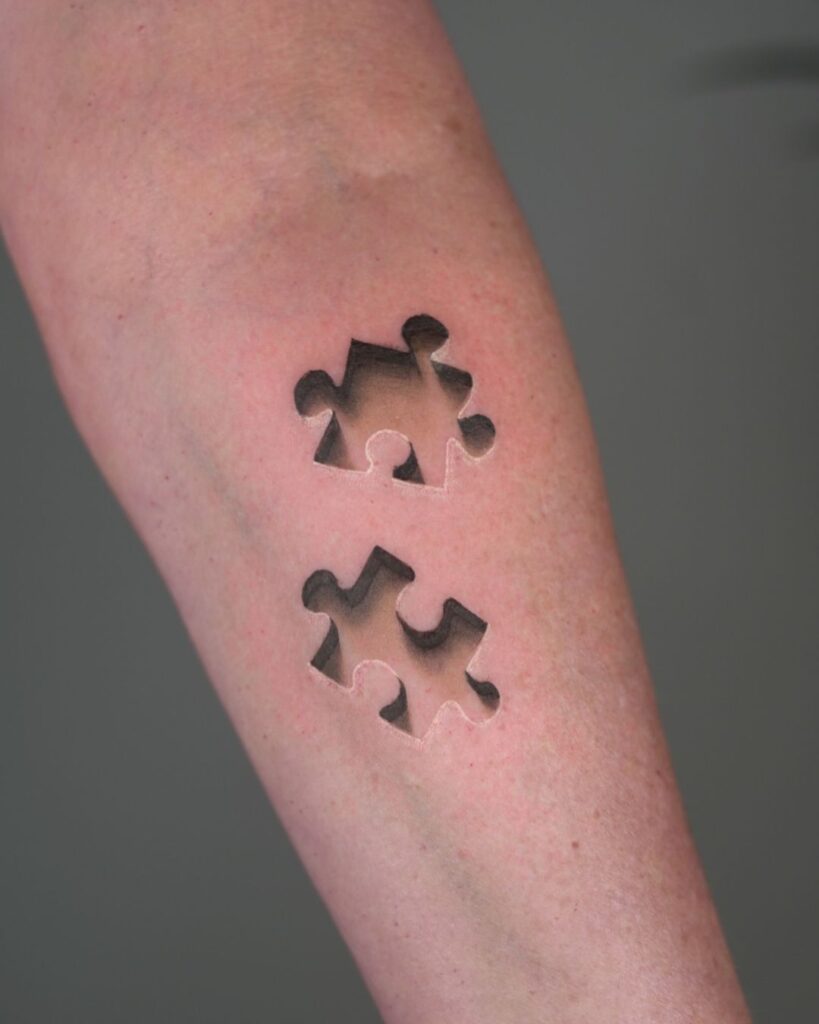 Tatuaje de piezas de puzzle grabadas