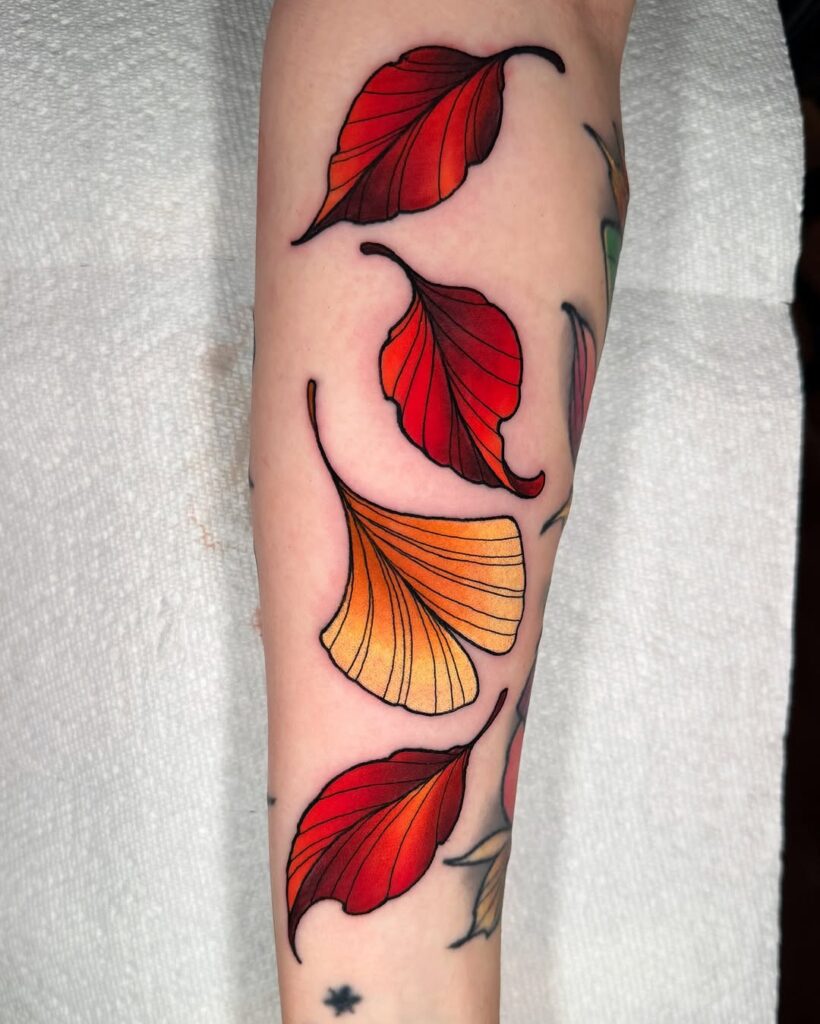 Tatuaggio con foglie d'autunno e foglie di Gingko Biloba