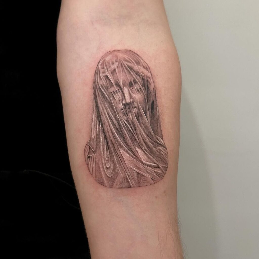 Tatuagem de estátua velada famosa