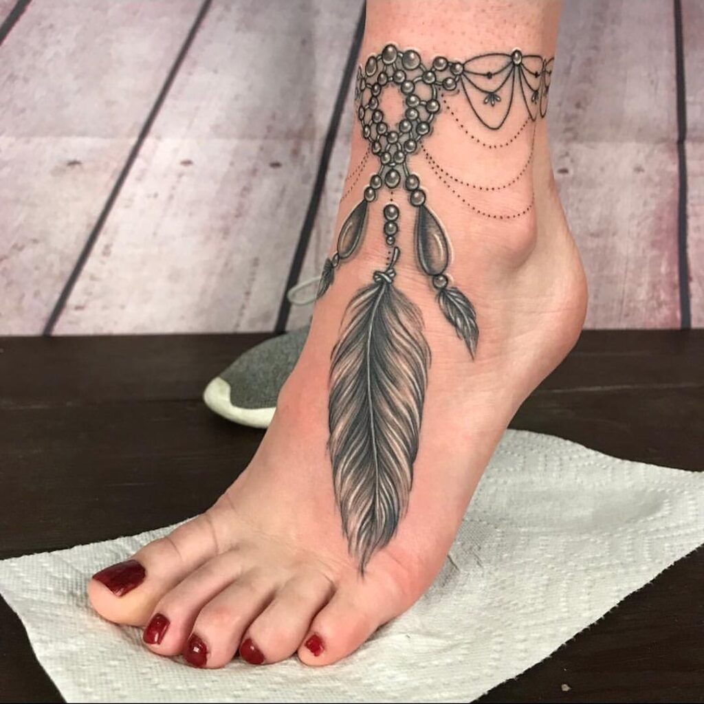 Tatuaje de tobillera de plumas