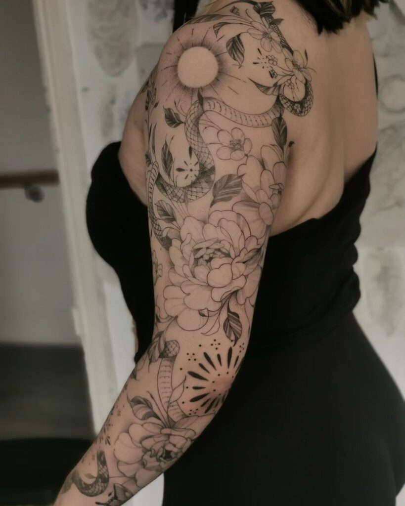 Tatuaje de manga completa de líneas finas