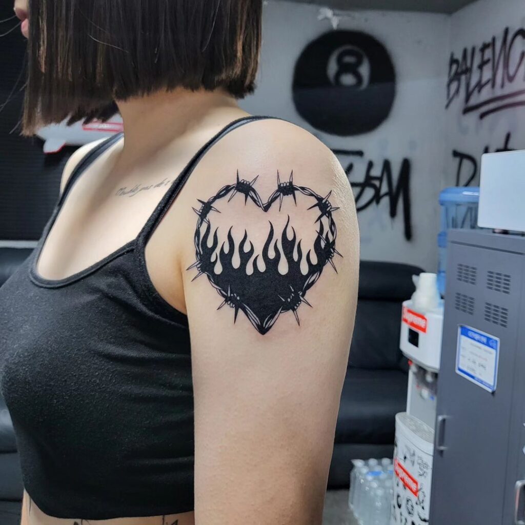 Tatuagem de coração de fogo em preto