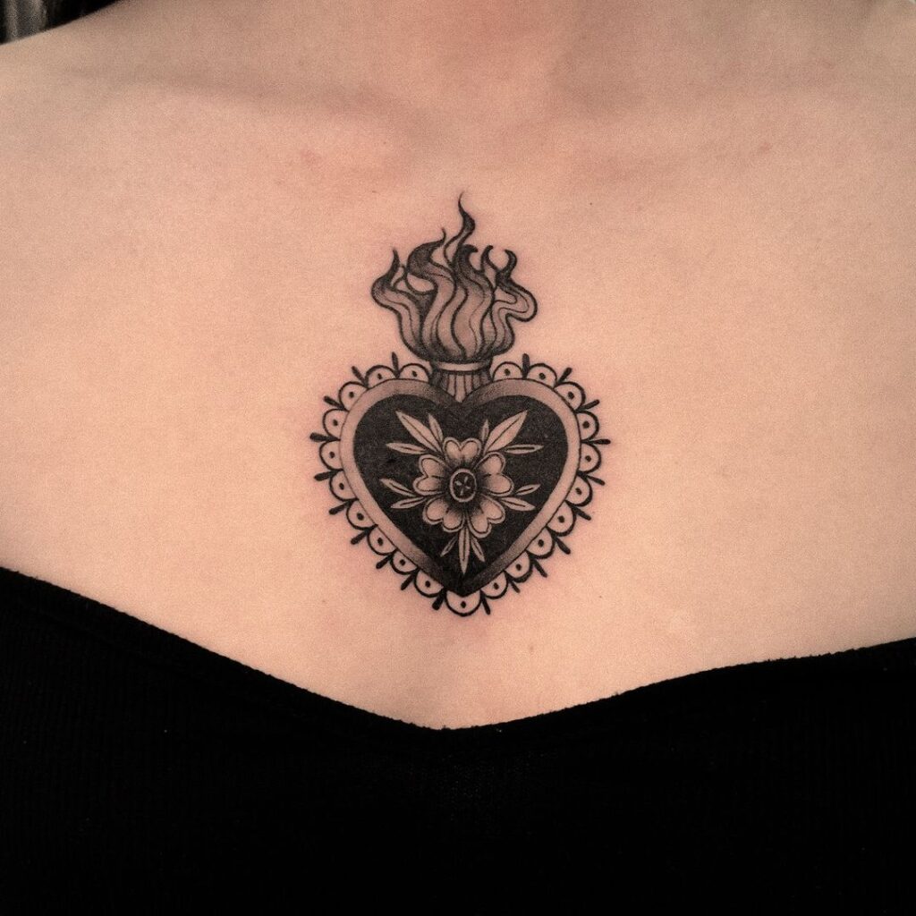 Tatuaggio del petto con cuore di fuoco