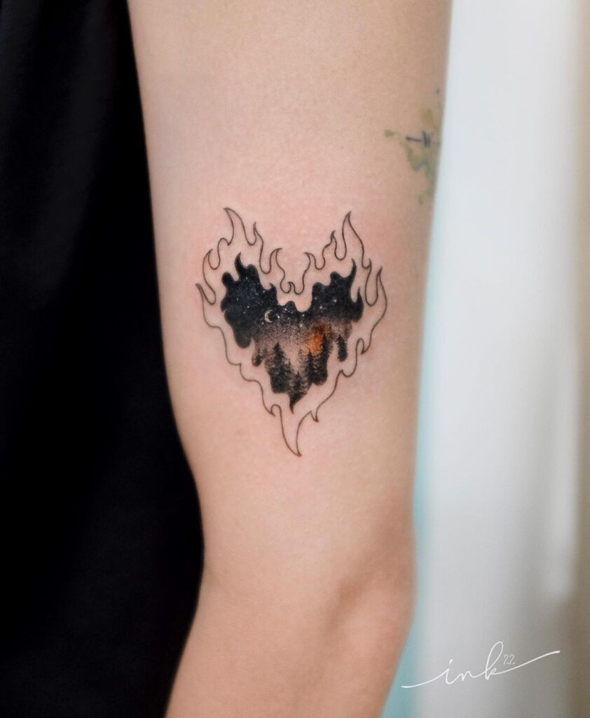 Tatuagem de coração de fogo com paisagem