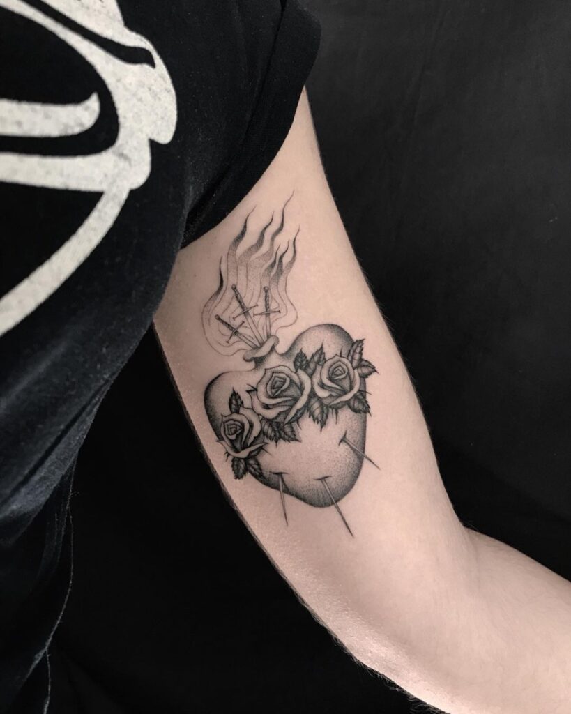 Tatuagem de coração de fogo com rosas