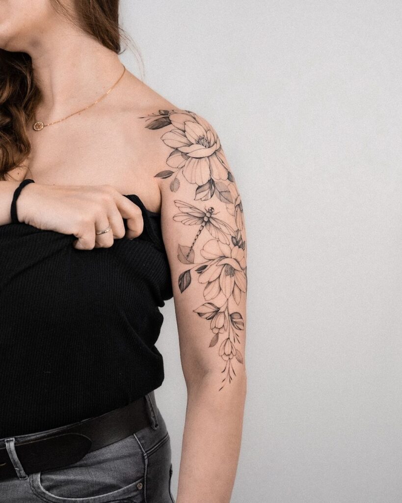 Tatuagem floral no braço