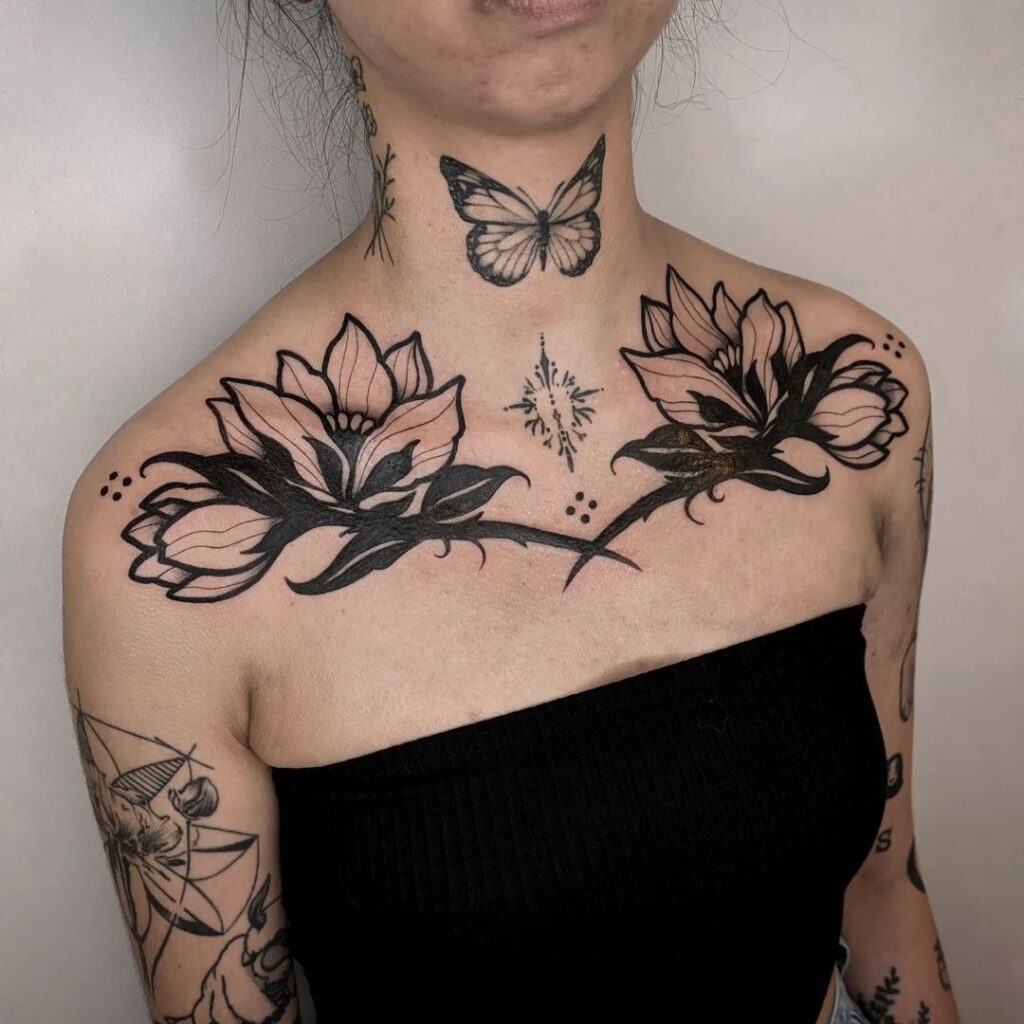 Tatuagem floral no peito