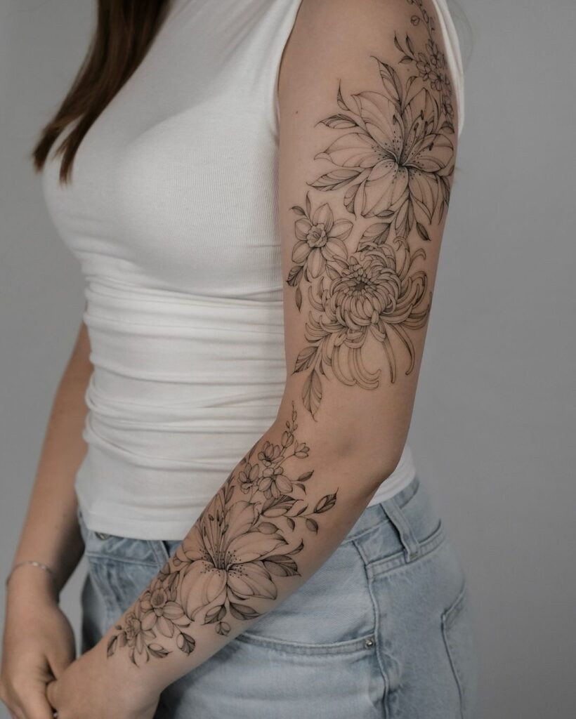 Tatuagem de manga com linhas finas florais