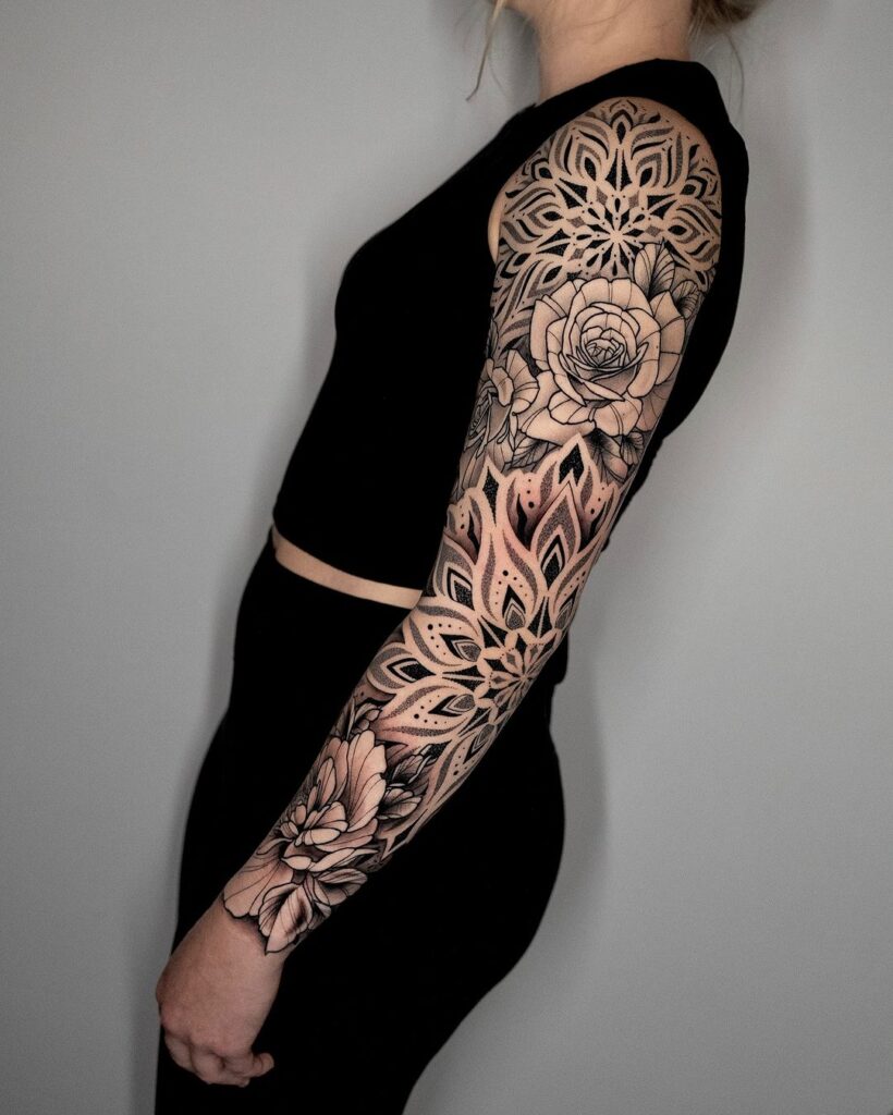 Tatuagem de manga inteira de mandala floral