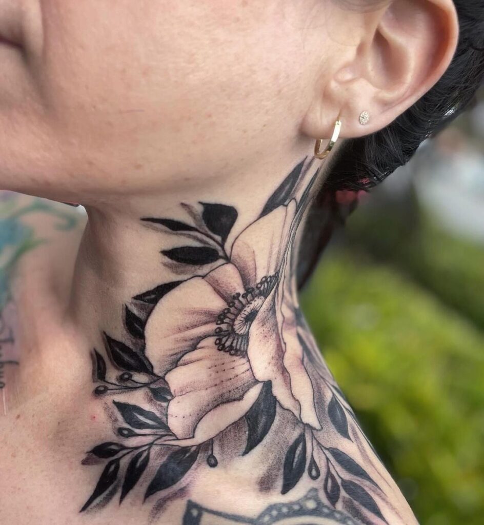 Tatuaje floral en el cuello