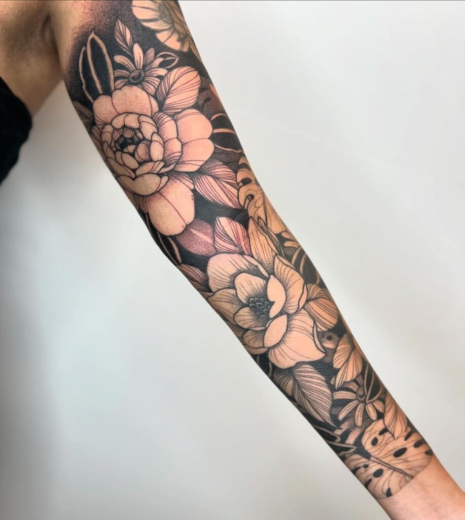 Manga de tatuagem floral