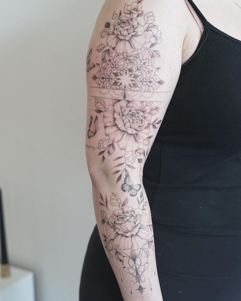 Tatuaggio a linea sottile della manica con fiori e mandala