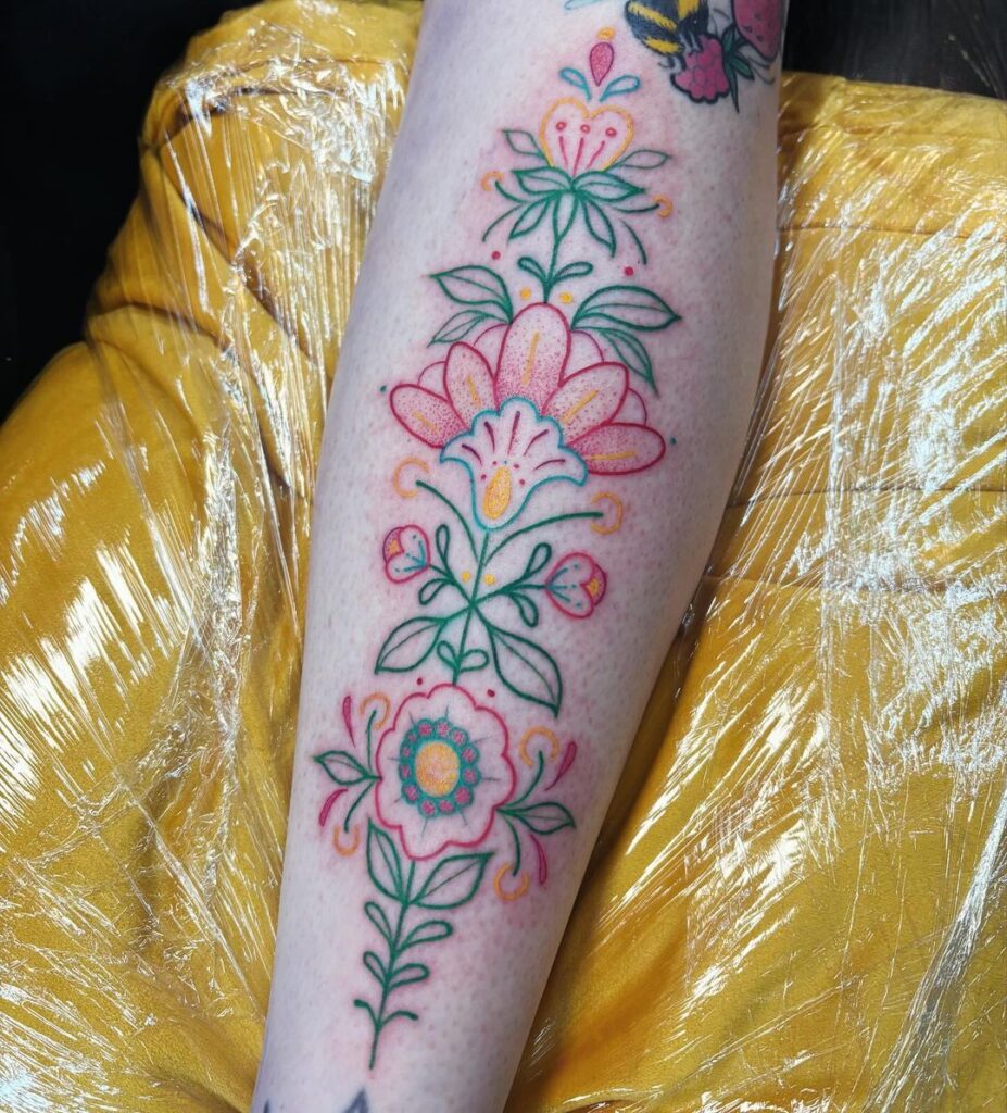 Tatuaje de flores de arte popular