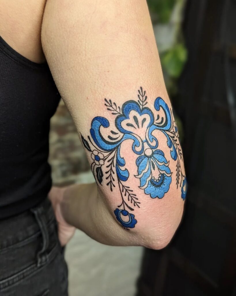 Tatuaje ornamental folclórico en el codo